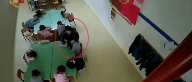 Maltrattavano e insultavano alunni tra i 3 e i 6 anni, due maestre sospese
