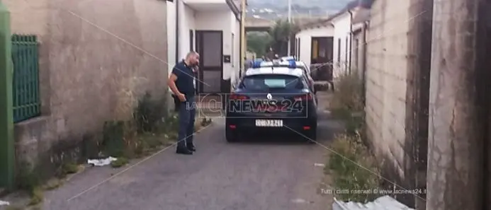 Violenta lite tra vicini finisce a colpi di arma da fuoco e coltellate, due feriti a Rende