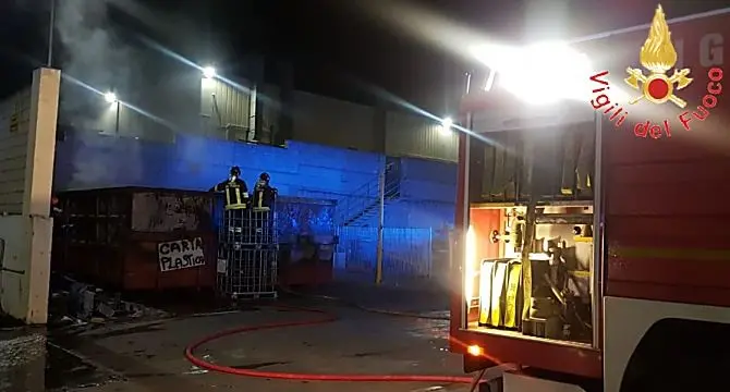 A fuoco rifiuti in una azienda specializzata in barche a Roccelletta