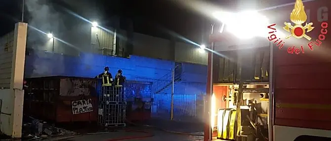 A fuoco rifiuti in una azienda specializzata in barche a Roccelletta