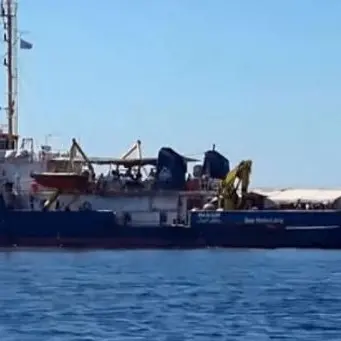 Sea Watch, notte davanti al porto di Lampedusa. Salvini: «Niente sbarco»