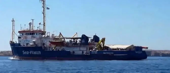 Sea Watch, notte davanti al porto di Lampedusa. Salvini: «Niente sbarco»