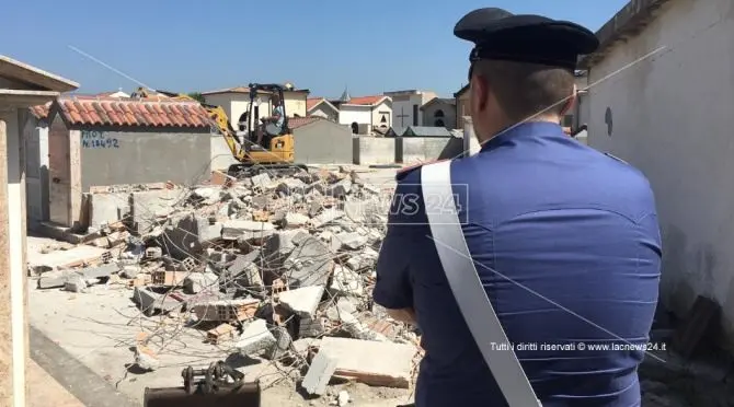 Abusivismo al cimitero di Locri, la minoranza vuole vederci chiaro