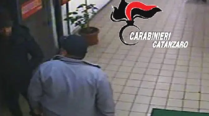 Gli chiedono soldi per recuperare l’auto appena rubata, due arresti a Catanzaro