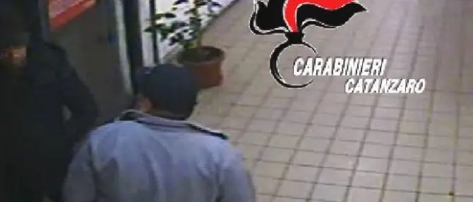 Gli chiedono soldi per recuperare l’auto appena rubata, due arresti a Catanzaro