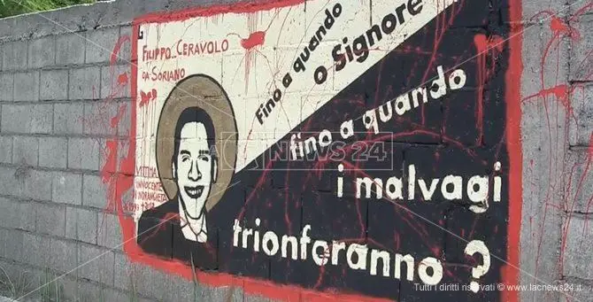 La scritta nazista coperta dal ritratto di una giovane vittima di mafia