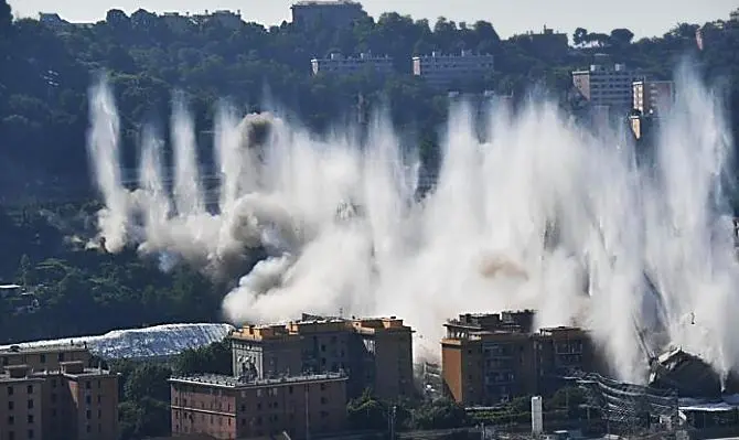 Ponte Morandi, demolizione completata: il viadotto fantasma non esiste più