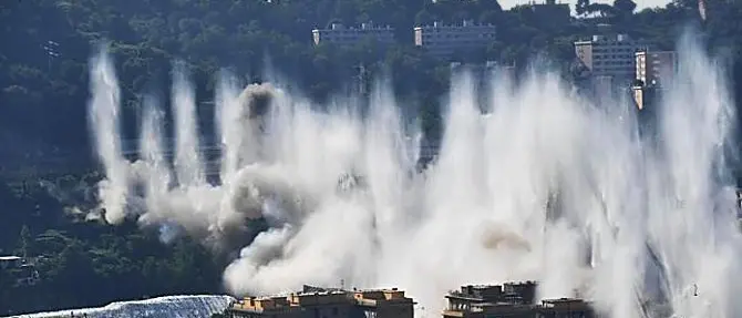Ponte Morandi, demolizione completata: il viadotto fantasma non esiste più