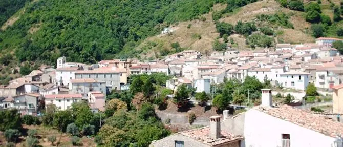 Tragedia nel Cosentino, anziana precipita in un burrone e muore