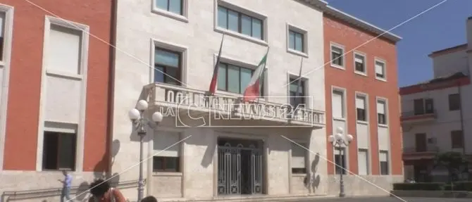 Terremoto al Comune di Crotone, indagate 9 persone: c'è anche un assessore