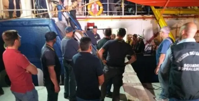 La Sea Watch è attraccata al porto di Lampedusa, arrestata la capitana Carola