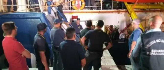 La Sea Watch è attraccata al porto di Lampedusa, arrestata la capitana Carola