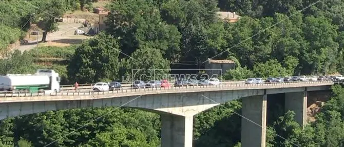 Si asfalta nel weekend la strada verso il mare: disagi e code sulla statale 107