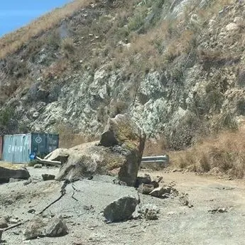 Cadono massi in strada e danneggiano la condotta idrica, disagi nel Vibonese