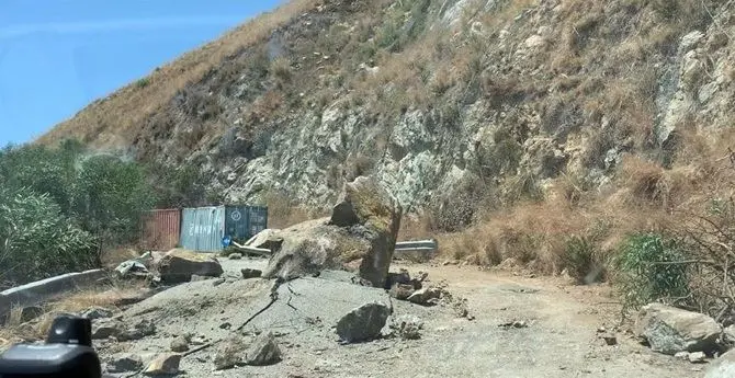 Cadono massi in strada e danneggiano la condotta idrica, disagi nel Vibonese