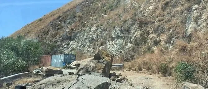 Cadono massi in strada e danneggiano la condotta idrica, disagi nel Vibonese