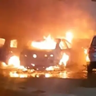 Cinque auto distrutte dalle fiamme a Corigliano-Rossano