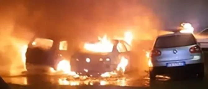 Cinque auto distrutte dalle fiamme a Corigliano-Rossano