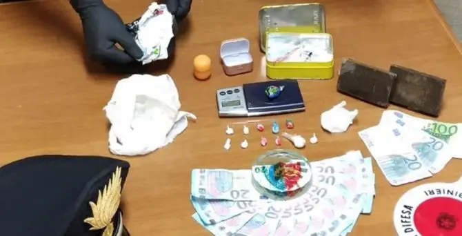 Spaccio di droga, arrestati due giovani nel Cosentino