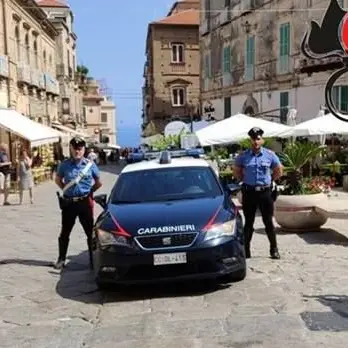 In moto sul marciapiede, minaccia i carabinieri che lo fermano: arrestato