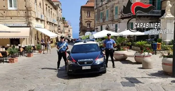 In moto sul marciapiede, minaccia i carabinieri che lo fermano: arrestato