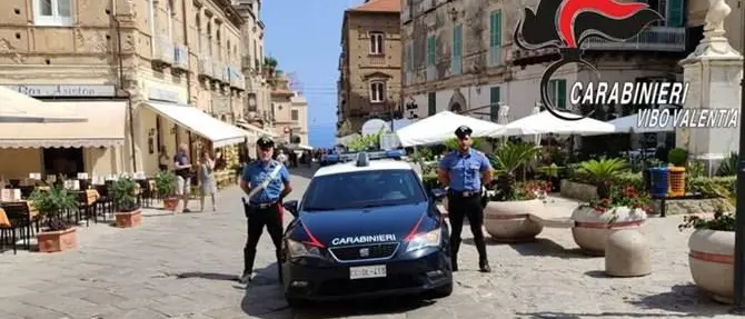 In moto sul marciapiede, minaccia i carabinieri che lo fermano: arrestato