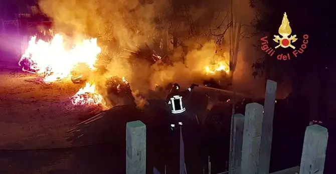 Incendio divampa in un cantiere edile di Catanzaro, indagini in corso