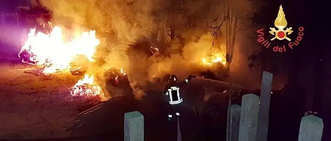 Incendio divampa in un cantiere edile di Catanzaro, indagini in corso