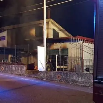 Paura a Gimigliano, deposito in fiamme: avviate le indagini