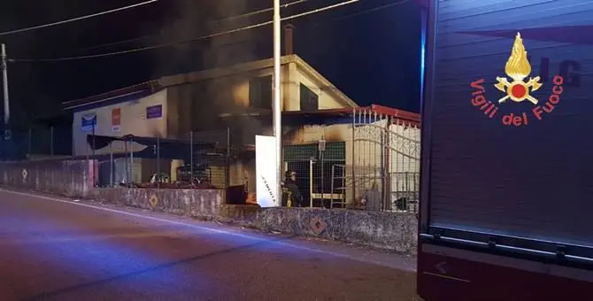 Paura a Gimigliano, deposito in fiamme: avviate le indagini