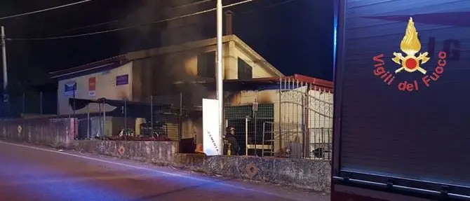 Paura a Gimigliano, deposito in fiamme: avviate le indagini