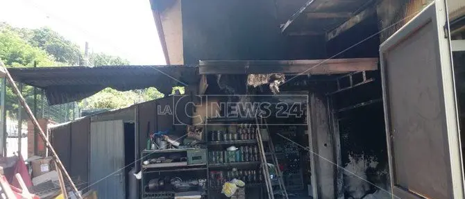 Messaggio mafioso dietro l’incendio di Gimigliano: bossoli e gomme tagliate