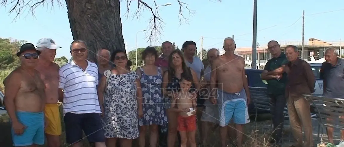 Mare sporco, strade colabrodo e degrado: a Sellia Marina è protesta