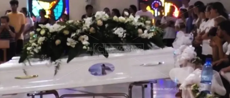 È il giorno del dolore a Lamezia Terme, in centinaia per l'ultimo saluto a Mariachiara