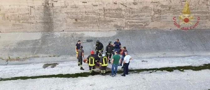 Donna precipita nel fiume Calopinace a Reggio, salvata