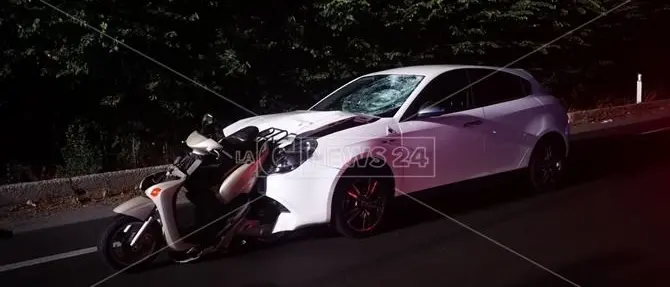 Tragico impatto sulla statale 106 a Crotone, morto un motociclista e ferito un bimbo