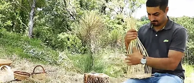 L’antica arte del cestaio rivive a Cerisano con il giovane Andrea