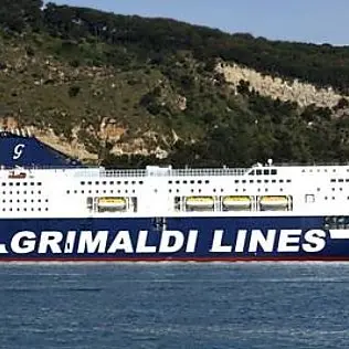 Traghetto in avaria bloccato al largo delle coste calabresi: «Nessuna assistenza»