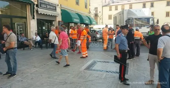 Caos stipendi a Cosenza, protestano anche le cooperative comunali