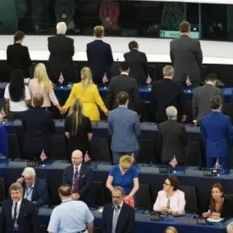 Al via il nuovo Parlamento europeo ma i deputati Brexit voltano le spalle all'inno