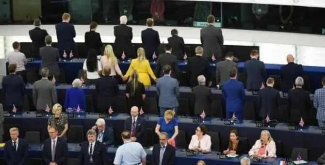 Al via il nuovo Parlamento europeo ma i deputati Brexit voltano le spalle all'inno