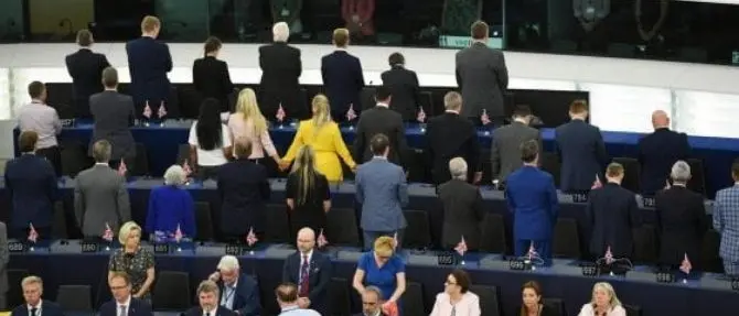 Al via il nuovo Parlamento europeo ma i deputati Brexit voltano le spalle all'inno