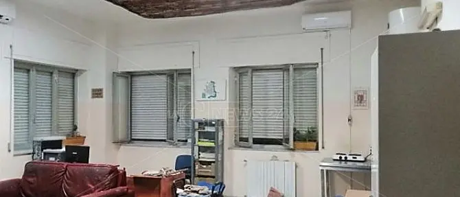 Crolla parte di solaio all'interno della postazione del 118 nel Crotonese