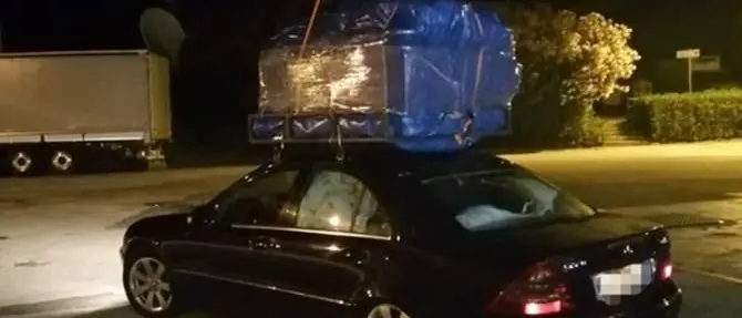 In viaggio con un intero salotto sul portabagagli, patente ritirata