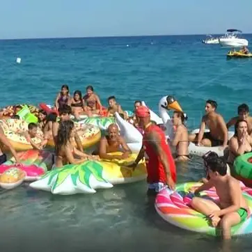 Colorati e stravaganti, in Calabria approda il festival dei materassini