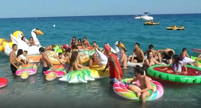 Colorati e stravaganti, in Calabria approda il festival dei materassini