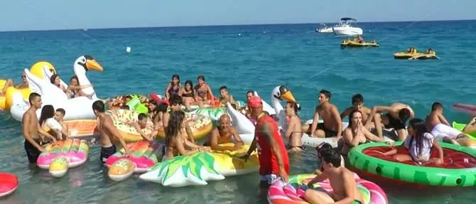 Colorati e stravaganti, in Calabria approda il festival dei materassini