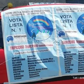 Acquappesa, gli tappezzano l'auto con manifesti politici dell'avversario