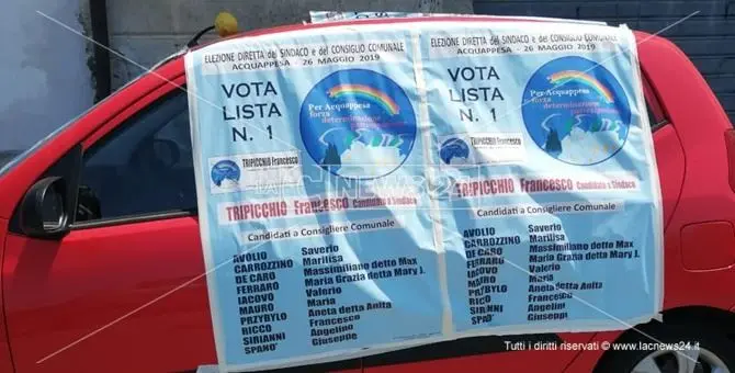 Acquappesa, gli tappezzano l'auto con manifesti politici dell'avversario