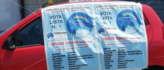 Acquappesa, gli tappezzano l'auto con manifesti politici dell'avversario